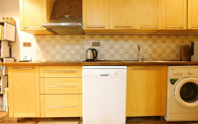 House Near Trendy Attractions and Close to Taksim