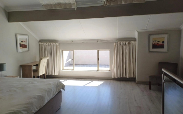 Mount Royal 09 - Large 1 bed with balcony