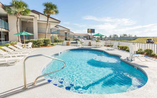 Super 8 by Wyndham Adel GA I-75