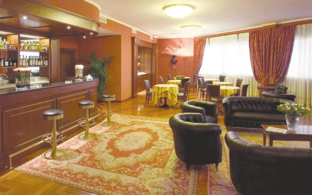 Maxim Hotel