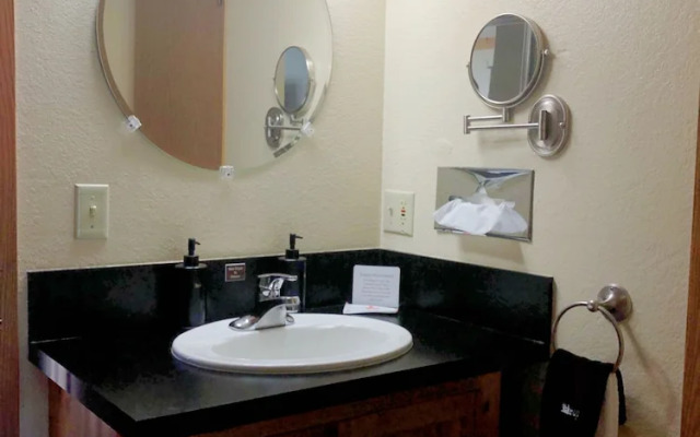 River House Inn, a Baymont by Wyndham