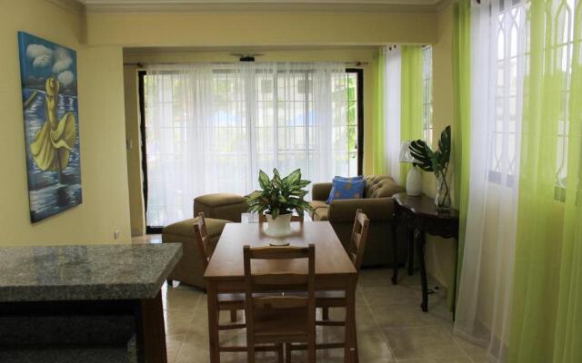 Stylish 1r-1b Apt Near The Beach And Main Street