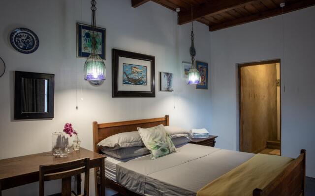 Ebonymoon Guest House and Studio
