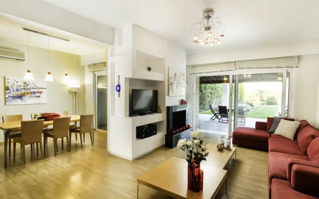 Villa on Island With Private Pool, Garde, Terrace, Parking