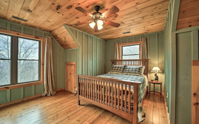 Decks & Mountain Views: Waynesville Getaway!