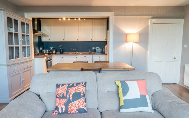 Queen St: Superb Penthouse Flat W/roof Terrace