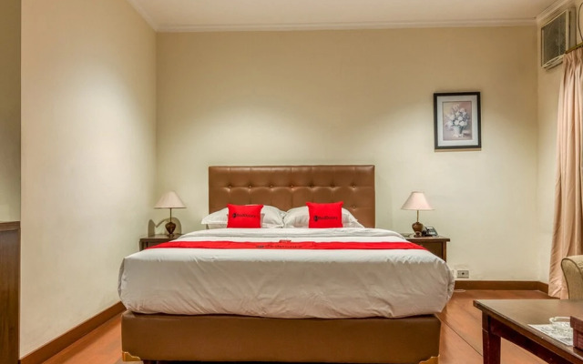 RedDoorz Plus near Dharmawangsa Square
