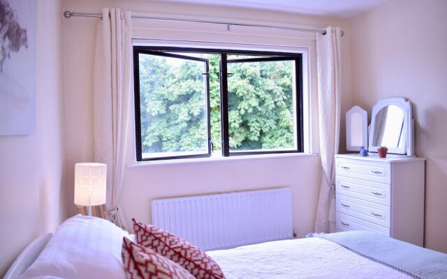 Airy 1 Bedroom Apartment Near The Beach