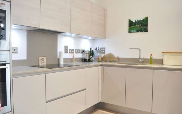 East London 2 Bedroom Flat With Balcony