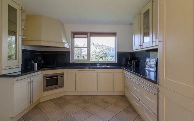 Thatched Villa With Bath in a Holiday Park