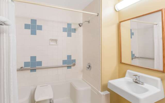 Super 8 by Wyndham Wichita Airport