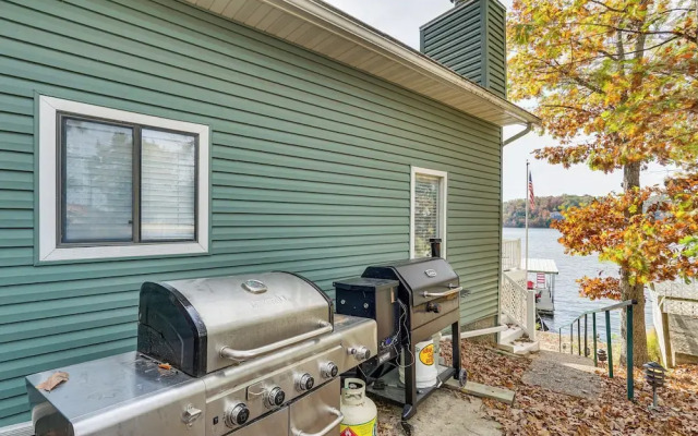 Dock & Kayaks: Lake Ozark Family Retreat