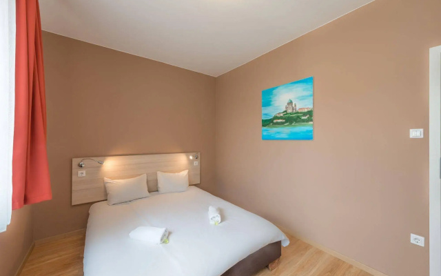 Corvin Plaza Apartments & Suites