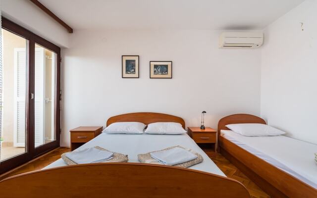 Apartment Ljubica With Nice Garden 1