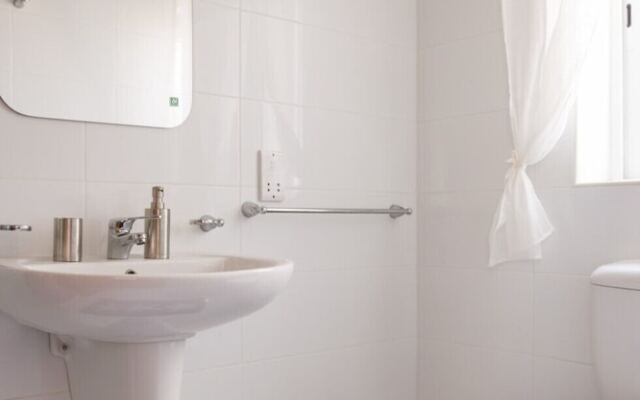 Luxury 3BR Apartment by the Sea, Prime Location