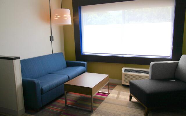 Holiday Inn Express & Suites Oswego, an IHG Hotel