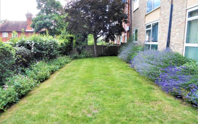 Surbiton modern 2 bedroom flat with parking