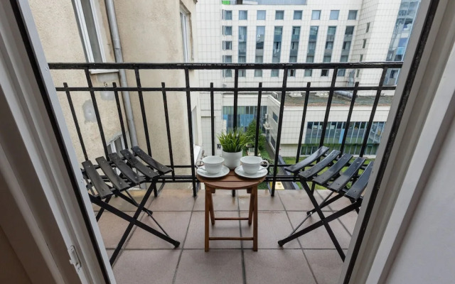 Metro Rondo ONZ Apartment by Renters