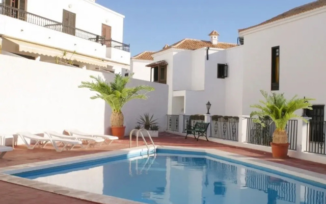 Well Maintained House in Chayofa With Pool