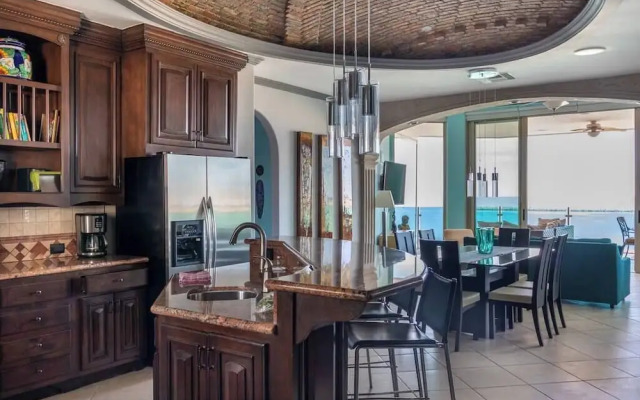 Luxury Beachfront Condo on Sandy Beach