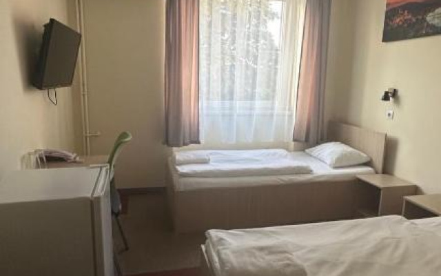 FREE PARKING, FREE BREAKFAST, only 15 minutes to City Center