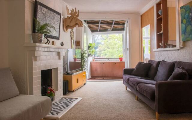 Stylish 2 Bed Art Deco Apartment