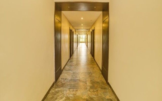 FabHotel Bee Town A.B Road