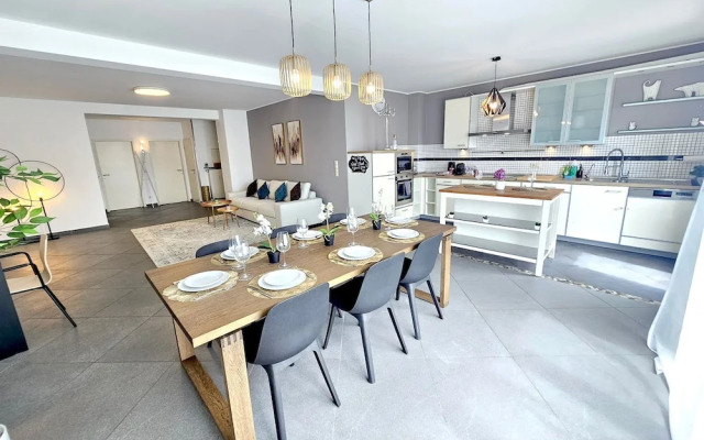 Well Appointed 2BR w terrace&parking