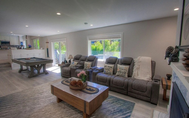 Creek Side Summit 4 Bedroom Home by RedAwning