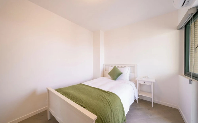 Tyms Elegant 4BR 2BA Apt in Xujiahui