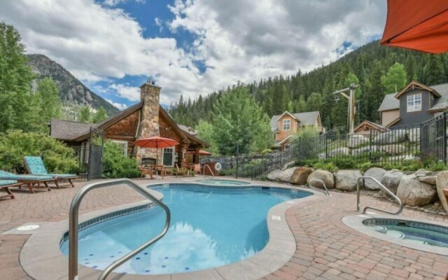 Private 3 Bedroom Townhome Located in East Keystone With Access to a Firepit, Hot Tub, and Billiards