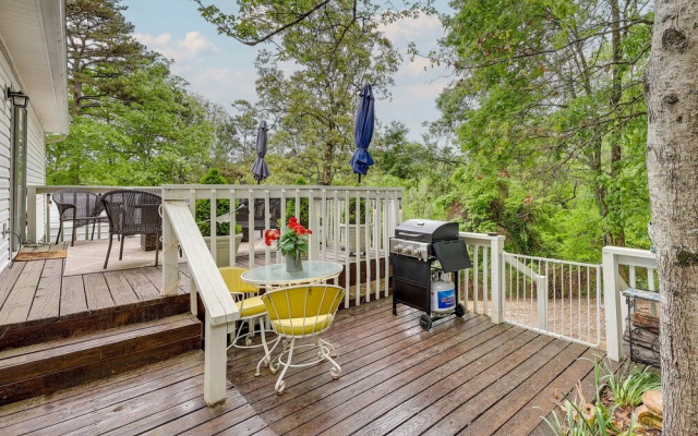 Peaceful Rogers Home Near Beaver Lake!