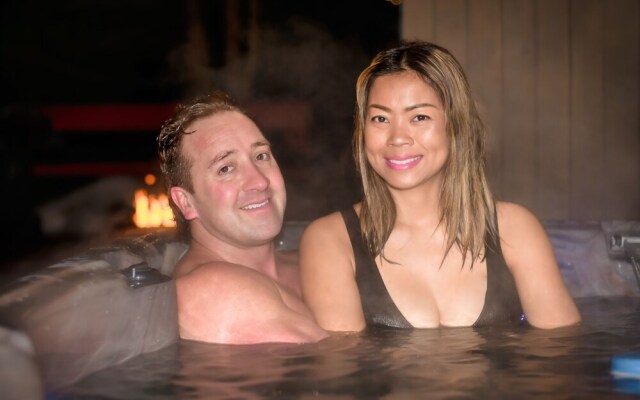 Barefoot Villas Cabin 2 Moose w/ Hot Tub