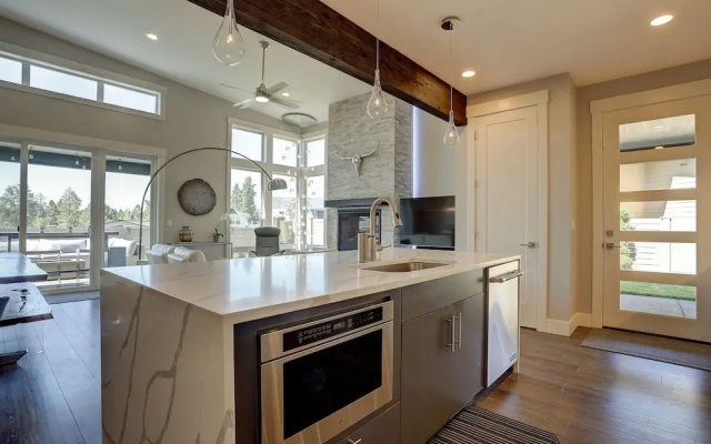 Ruby Peak   *30 Day Minimum 4 Bedroom Home by RedAwning