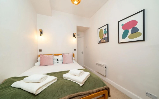 The Jam - Cunningly Good Cunningham Street Apartment