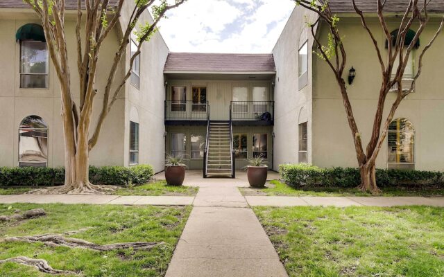 Serene Dallas Condo w/ Pool - Walkable Location!