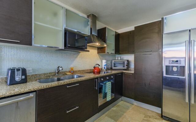 4BR 3BA w Pool Sleeps 10 200m From Eagle Beach