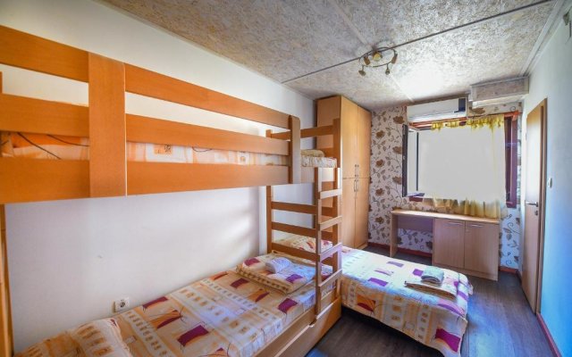 San Art Floating Hostel & Apartments