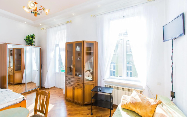 Апартаменти вул. Театральна 26 з балконом на Вернісаж.