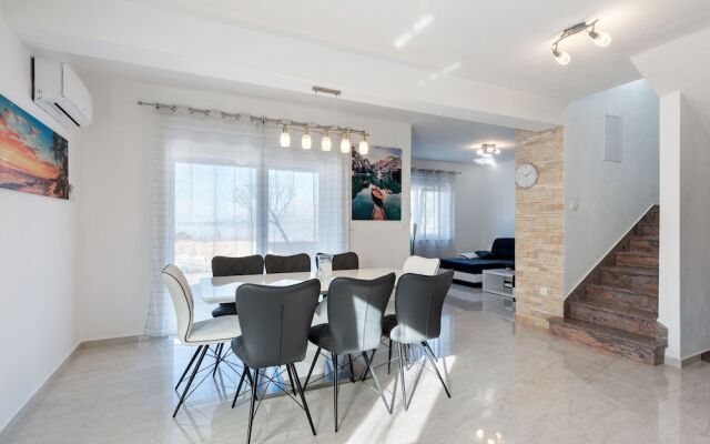 Bright Holiday Home in Jasenice With Beach Nearby