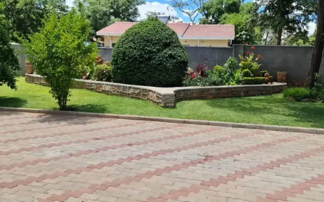Posh 3 Bed Guesthouse in Hillside With Pool - 2039