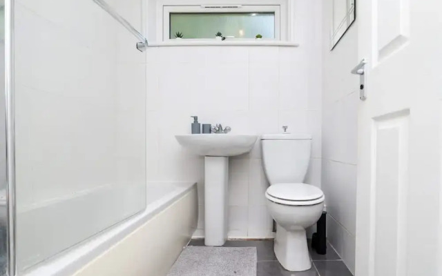 2 Bedroom Flat - Free Parking