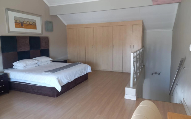 Mount Royal 31 - Large 1 bed with balcony