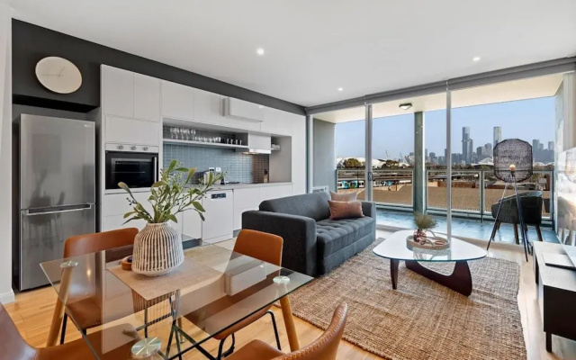 Modern 1-bed, City Skyline Views & Close to Shops