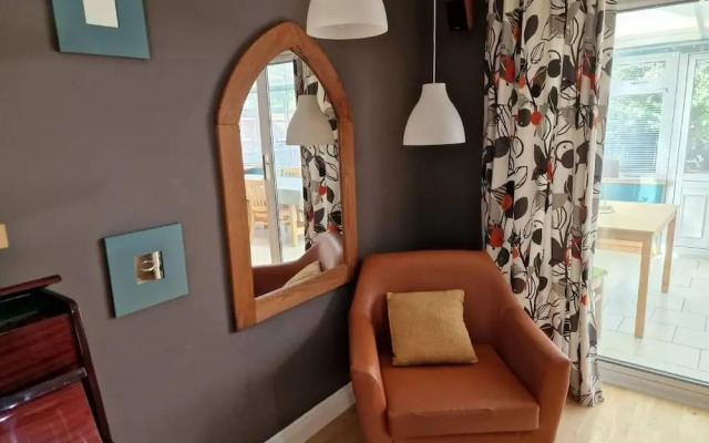 Spacious 6-bed house - 12 mins Gatwick