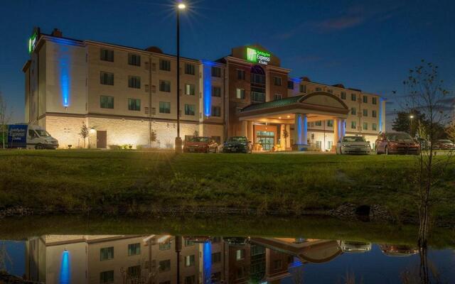 Holiday Inn Express and Suites Kansas City Airport, an IHG Hotel