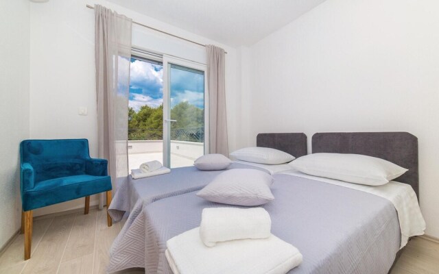 Beautiful Home in Trogir With Sauna, Wifi and 6 Bedrooms