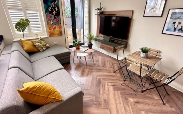Stylish modern flat in SW London