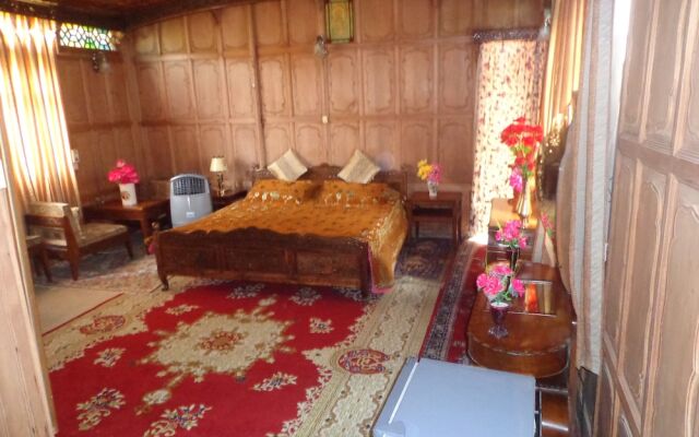 Alif Laila Group of Houseboats