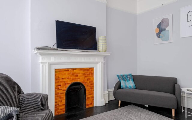 Bright 2 Bed Flat Near Belsize Park, Fits 4 Guests